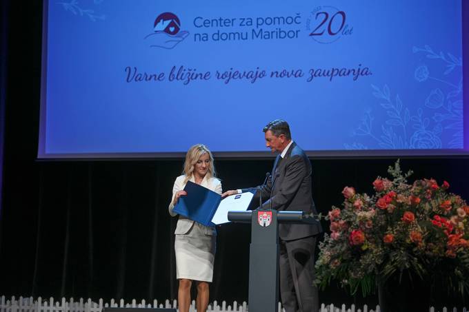 Predsednik Pahor Centru za pomo na domu Maribor vroil posebno priznanje, Zahvalo predsednika Republike Slovenije, za vestno izvajanje zagotavljanja oskrbe na domu in spodbujanje raznovrstnih dejavnosti, ki lahtnijo vsakdan srebrne generacije